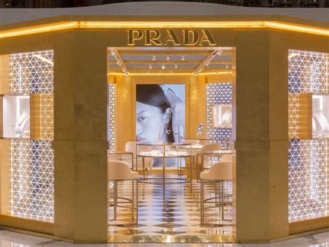 focus on prada|prada marketing strategy.